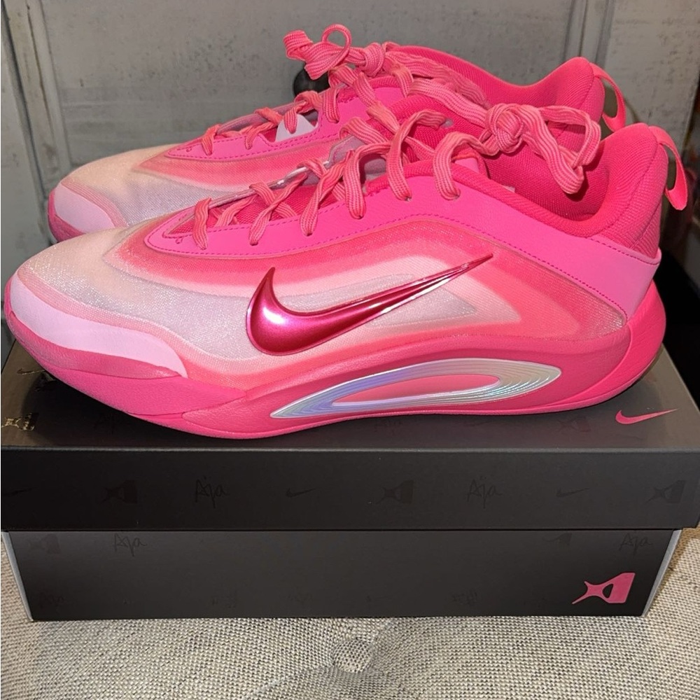 PINK NIKE BASKETBALL SHOES 🩷